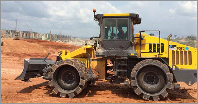 Compactador Tamping CT 3000 na margem esquerda da obra da usina de Belo Monte